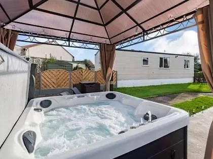Hot Tub. Countryside. Coast. 5* Patrington Haven Leisure Park, East Yorkshire Villa Exterior photo