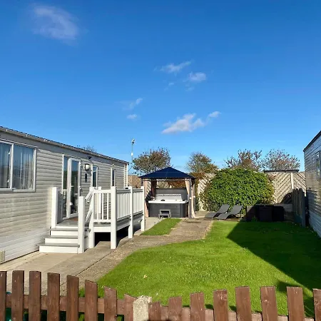 Hot Tub. Countryside. Coast. 5* Patrington Haven Leisure Park, East Yorkshire Villa Exterior photo